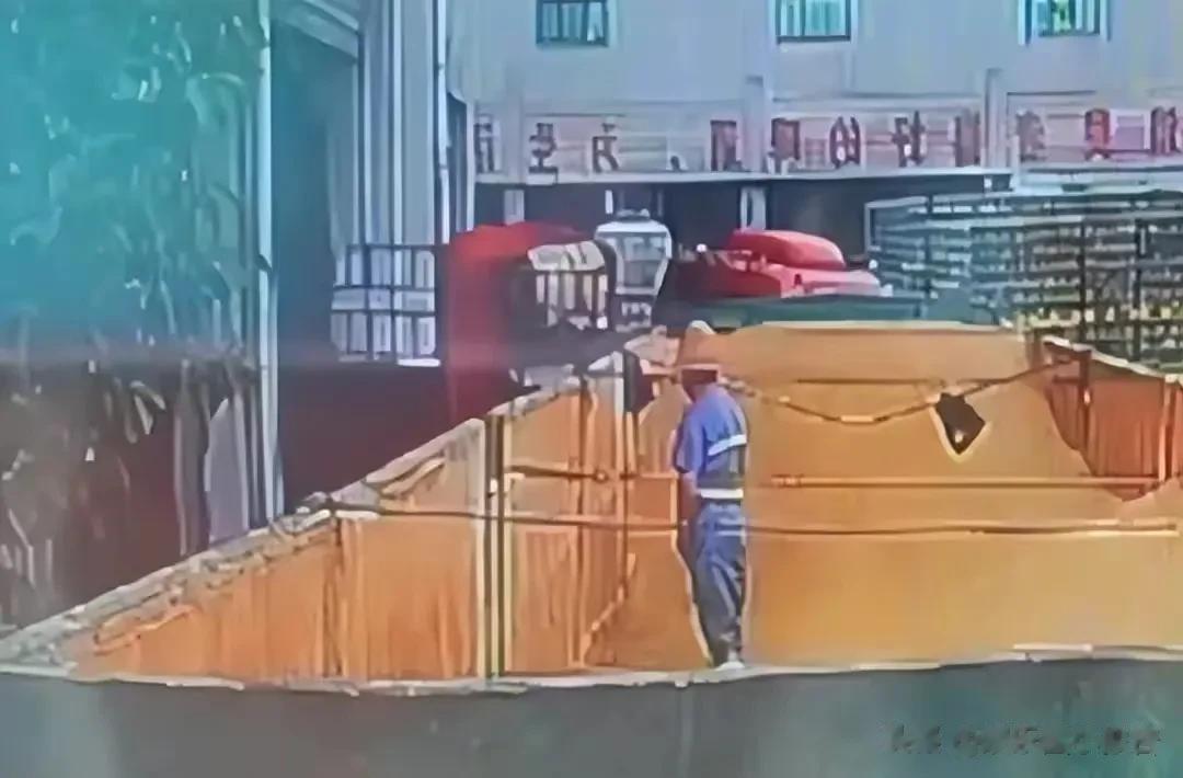 以前不喝酒，初次喝啤酒的人或者不爱喝啤酒的人，都会说啤酒喝起来跟尿一样。
即使他