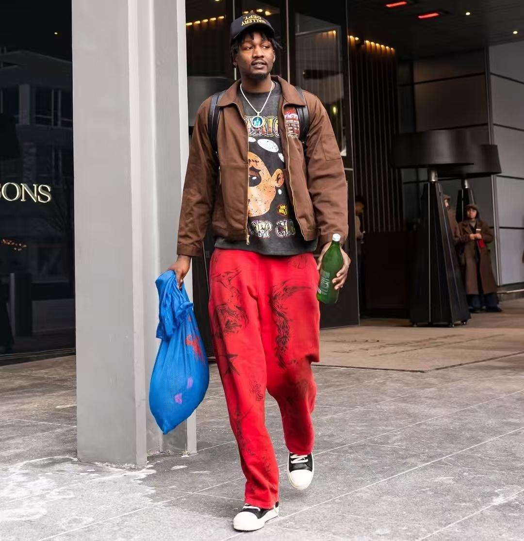 外媒报道，跟火箭队有过接触的球队表示，认为火箭正试图用芬尼史密斯搭配多个次轮签，