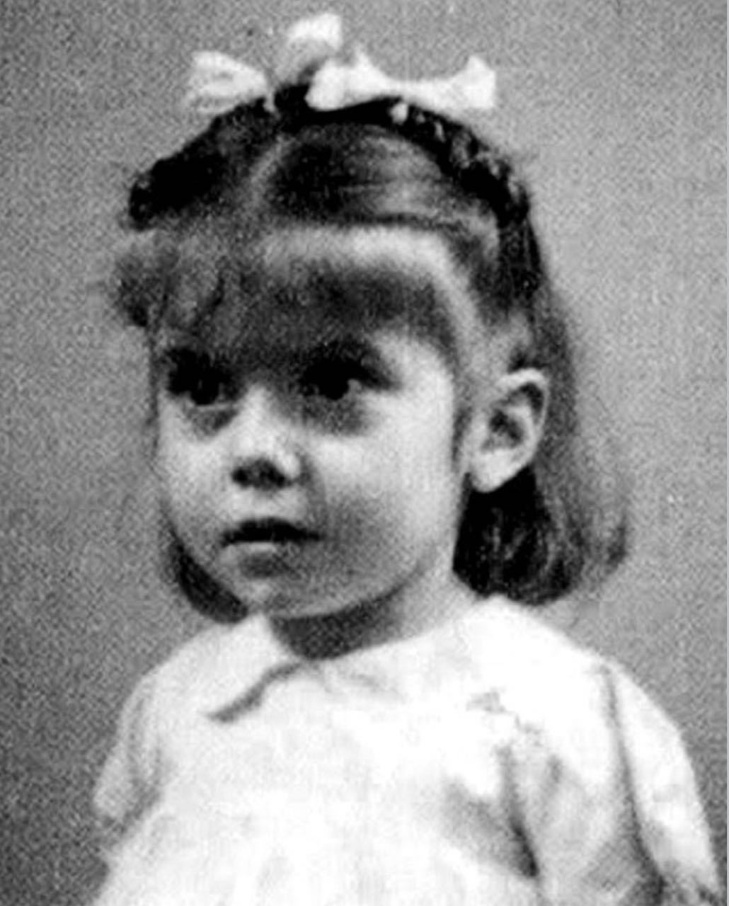 【来自投稿】法国女演员凯瑟琳·德纳芙 童年照 