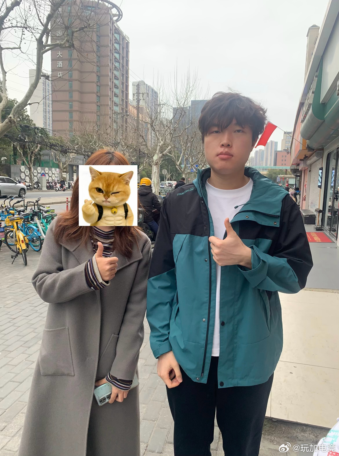 粉丝在EDG米线店碰到Bin哥了，看来Bin哥的健身减肥大业被暂时搁置了呀cr：