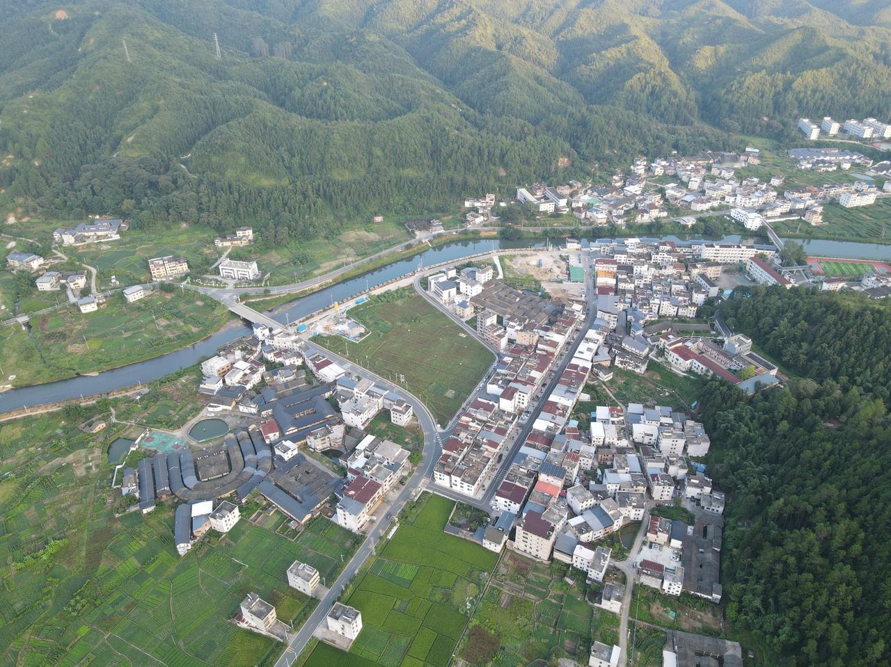 广东河源一个被遗忘的小镇-和平县热水镇，最近今年抓住了大力推荐百千万工程机遇，成