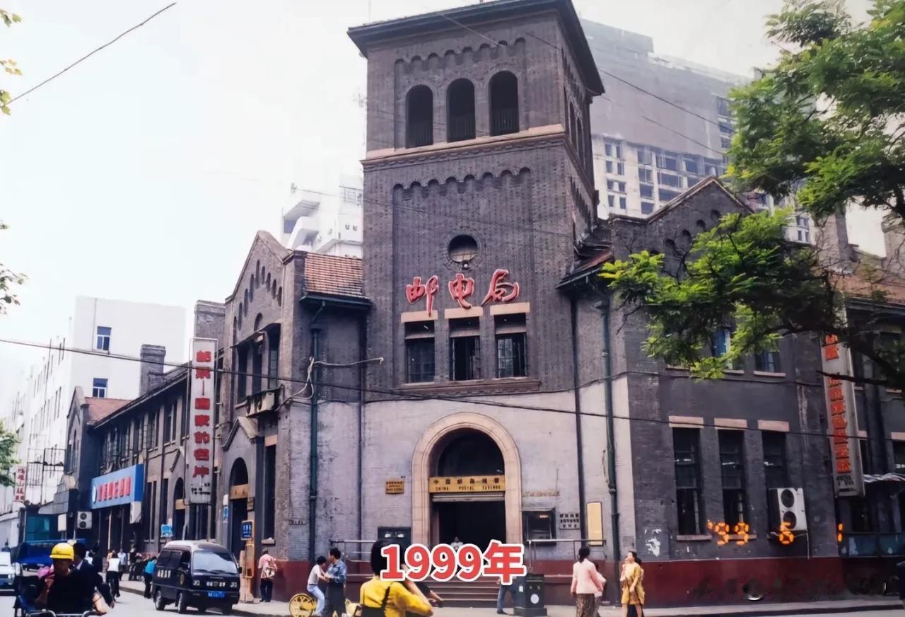 成都邮电局，应该是保存最完好的老建筑，它建于1935年，是加拿大和中国的设计师联