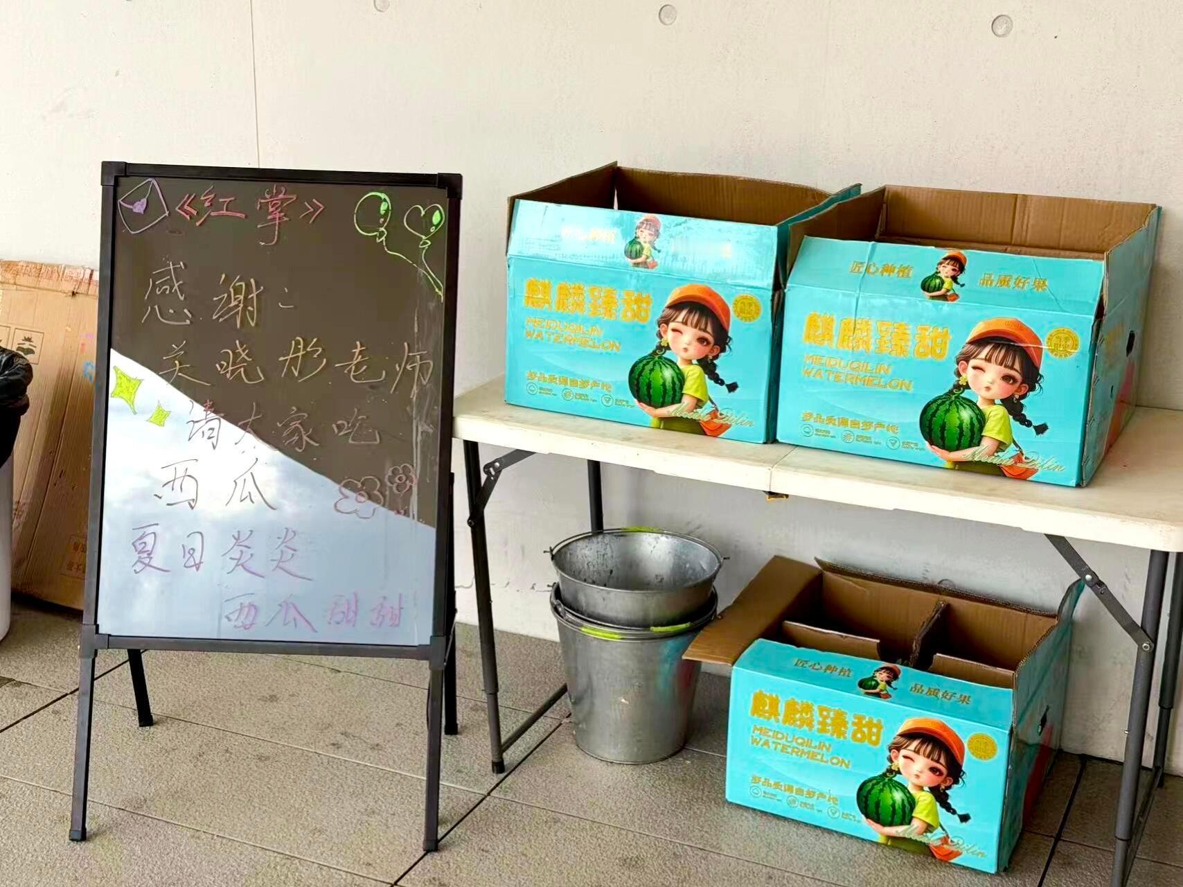 关晓彤一看就是老吃家了 孟露莎请《红掌》剧组吃西瓜啦，干瓜🍉 