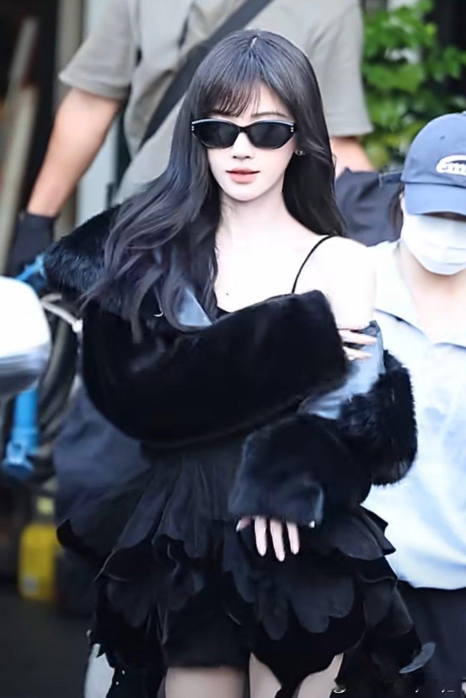挖槽挖槽齐刘海 墨镜🕶️  黑貂短裙冷脸萌帅！！这个鞠婧祎怎么什么都绝对适配 