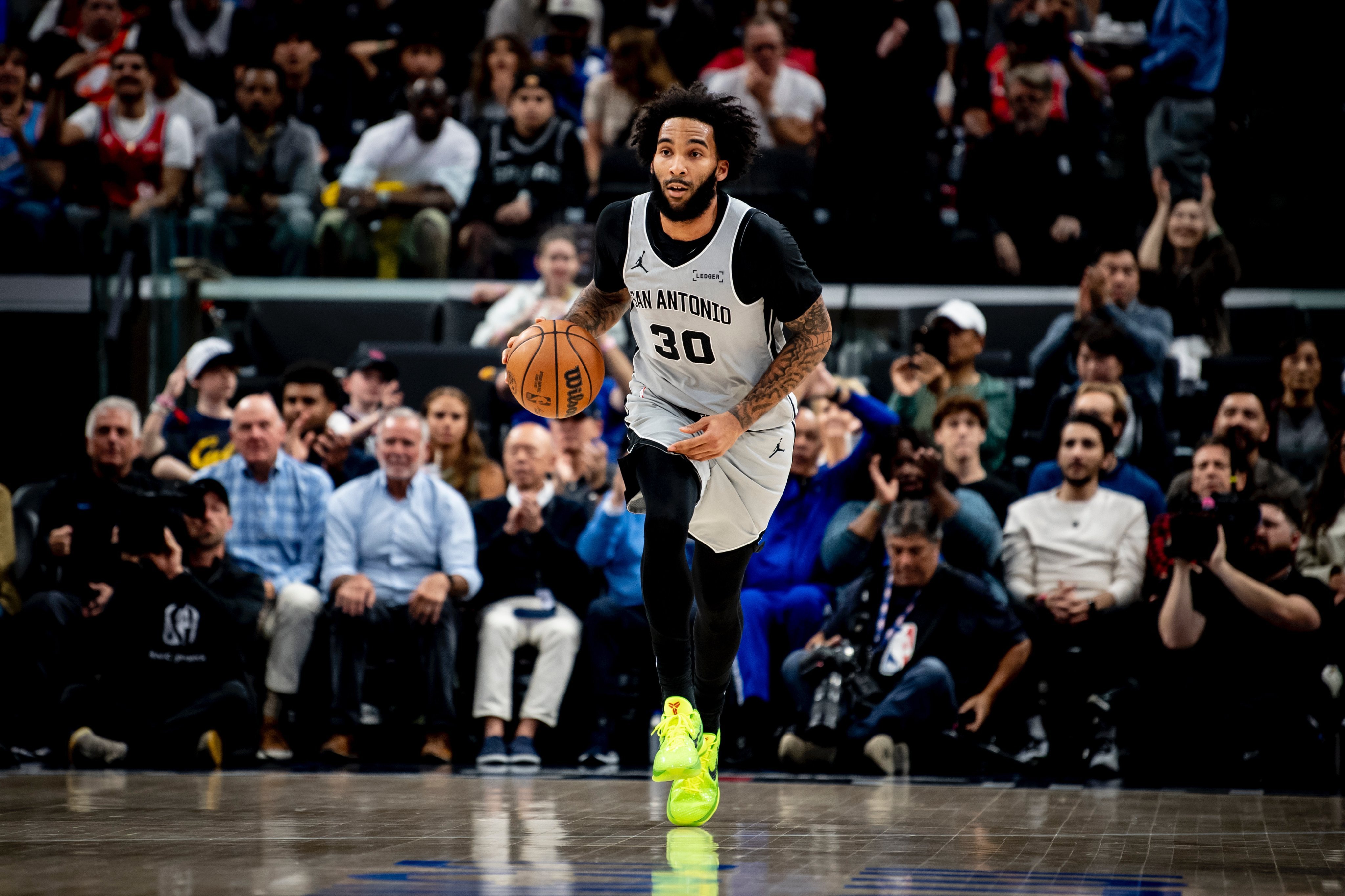 朱利安·尚帕尼需要在马刺剩余14场比赛中投进29记三分，才能超越丹尼·格林，成为