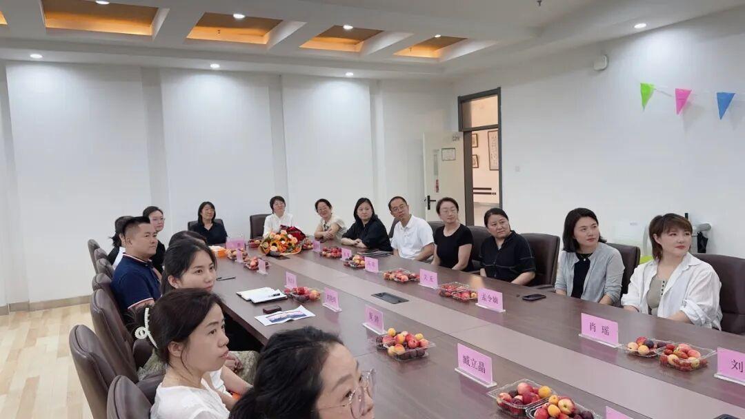长春新区吉大慧谷学校郑蓉老师荣休仪式
         小学部主任李冰主持，王艳