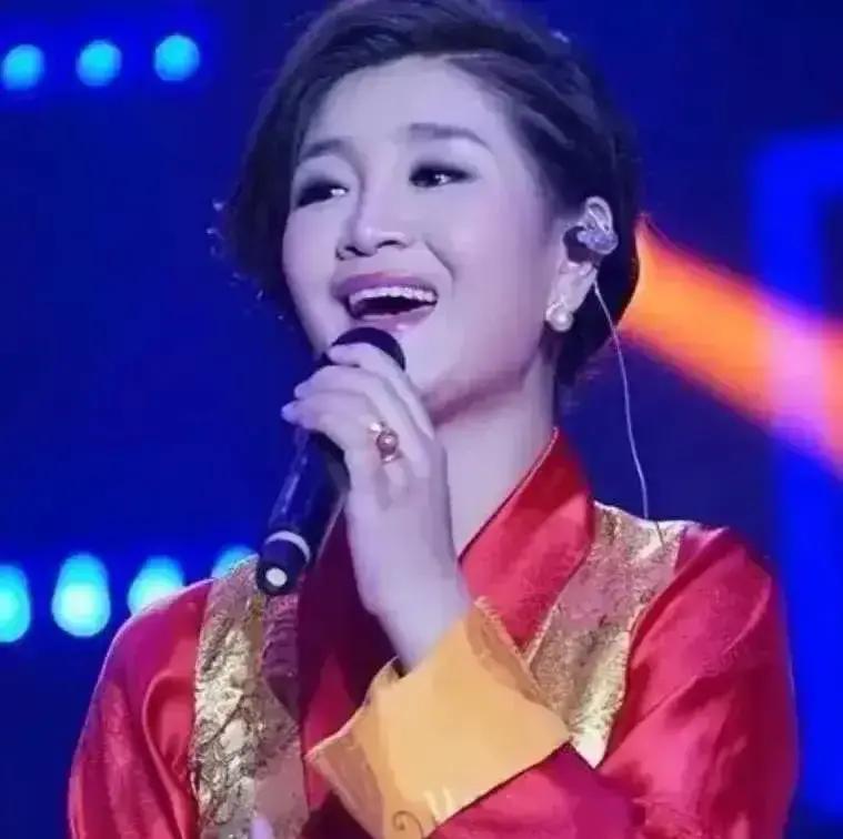 草根翻身就翻脸？
 
闫学晶直播卖锅，连口径都说不清，观众刷“糊弄”。降央卓玛商