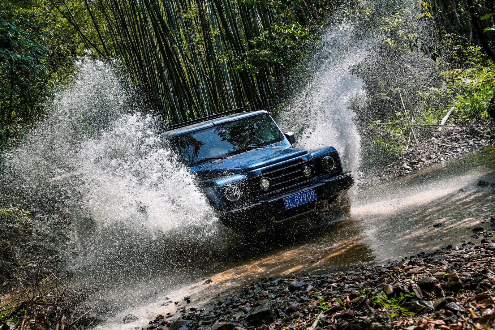 终于穿越出来了，有网了！这种越野车，绝大部分越野路段，只需要踩油门就行…太轻松了