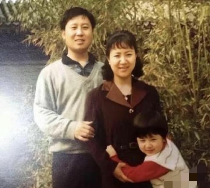 杨紫父亲太明智了，当年女儿靠着《家有儿女》彻底爆红，周围人都劝他，趁着当下热度顺