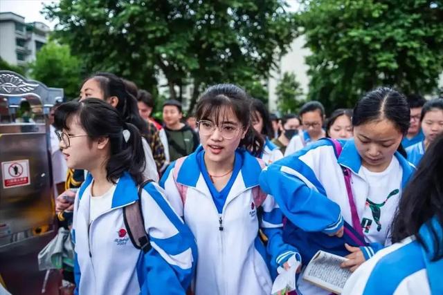 教育部6月3日刚公布：2026年全国高考报名人数1290万人，比去年足足少了45