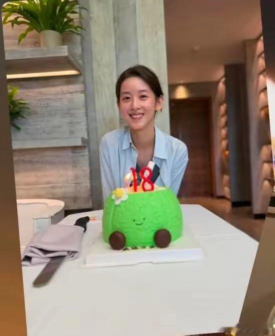 章泽天32岁生日发文，她穿浅蓝衬衫的样子好干净，笑起来的弧度都没变，32岁跟二十