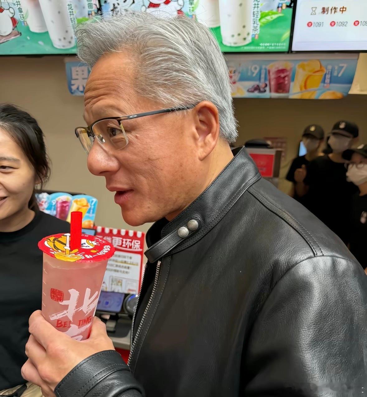 蜜雪冰城上线大佬同款还是蜜雪会啊哈哈哈哈！！只要 7 元你也可以喝上英伟达万亿市