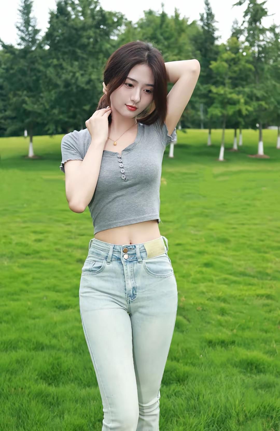 指尖碰着衬衫领口的纽扣时，忽然想起你以前总说“这样系着好看”，于是动作慢了半拍，