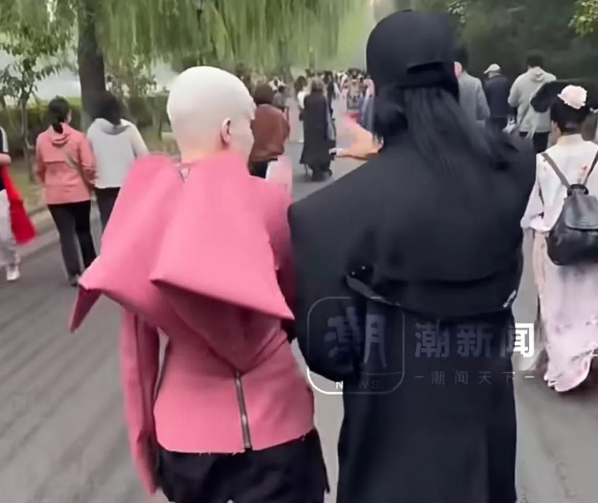 近日，美国知名设计师一行称因着装被劝离故宫“被要求卸妆、换成正常服装再来” 博物