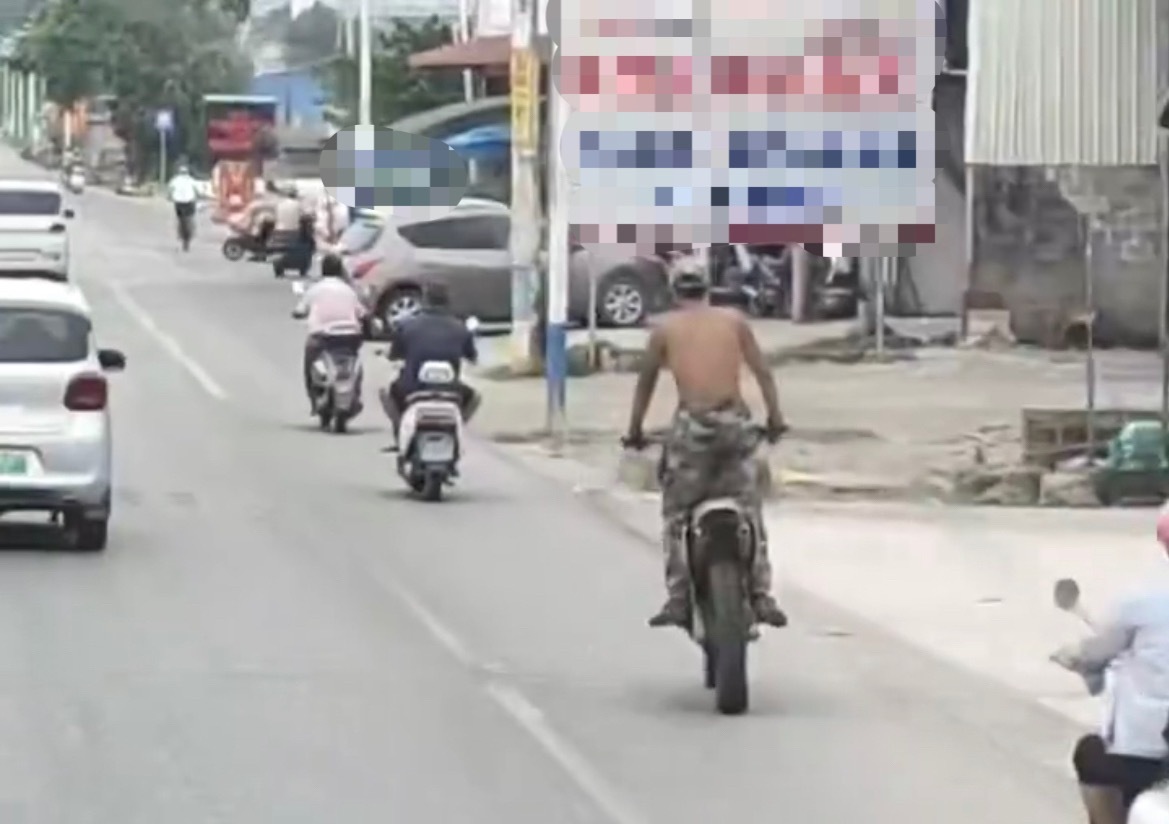 【玉林男子光身骑无号牌越野摩托车上路】4月22日，玉林市一名光者身子在男子骑着一