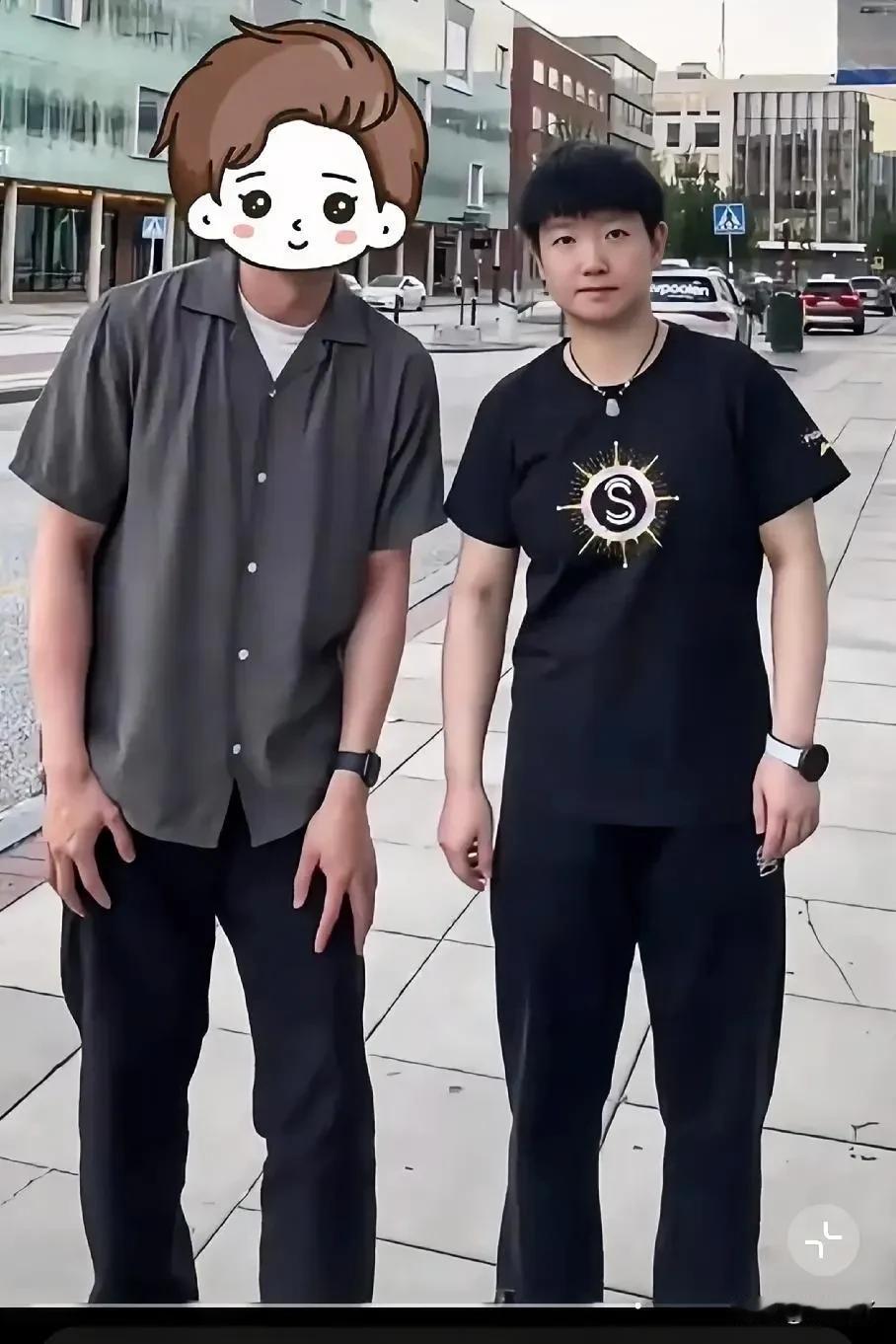 孙颖莎瑞典的第一张合照来了
我莎明明就很高，就不接受任何反驳
搞笑的是，合影的人