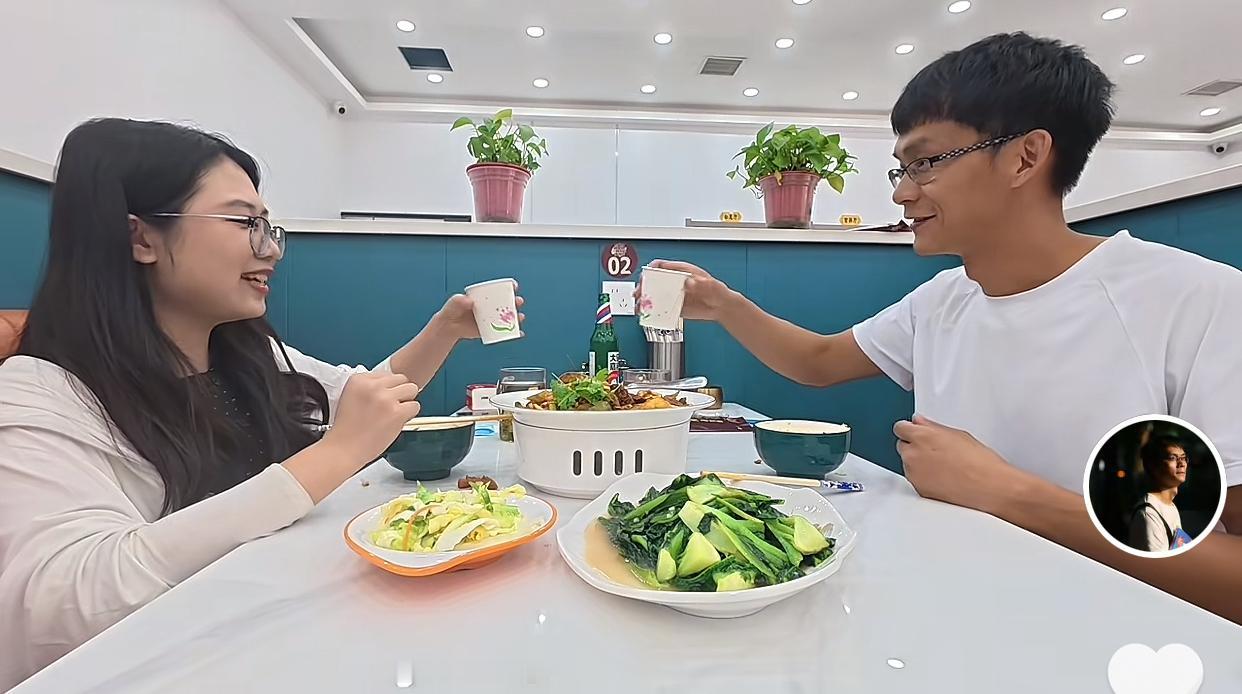 唐尚珺结束甘肃助农之旅，凌晨两点多回到酒店，一睡便到快中午了，起来约上周同学一起