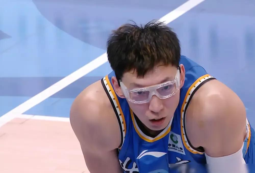 徐利民指导也是老眼昏花 安排八罚未中的周琦外线投射三分 结果未能如愿 


许利