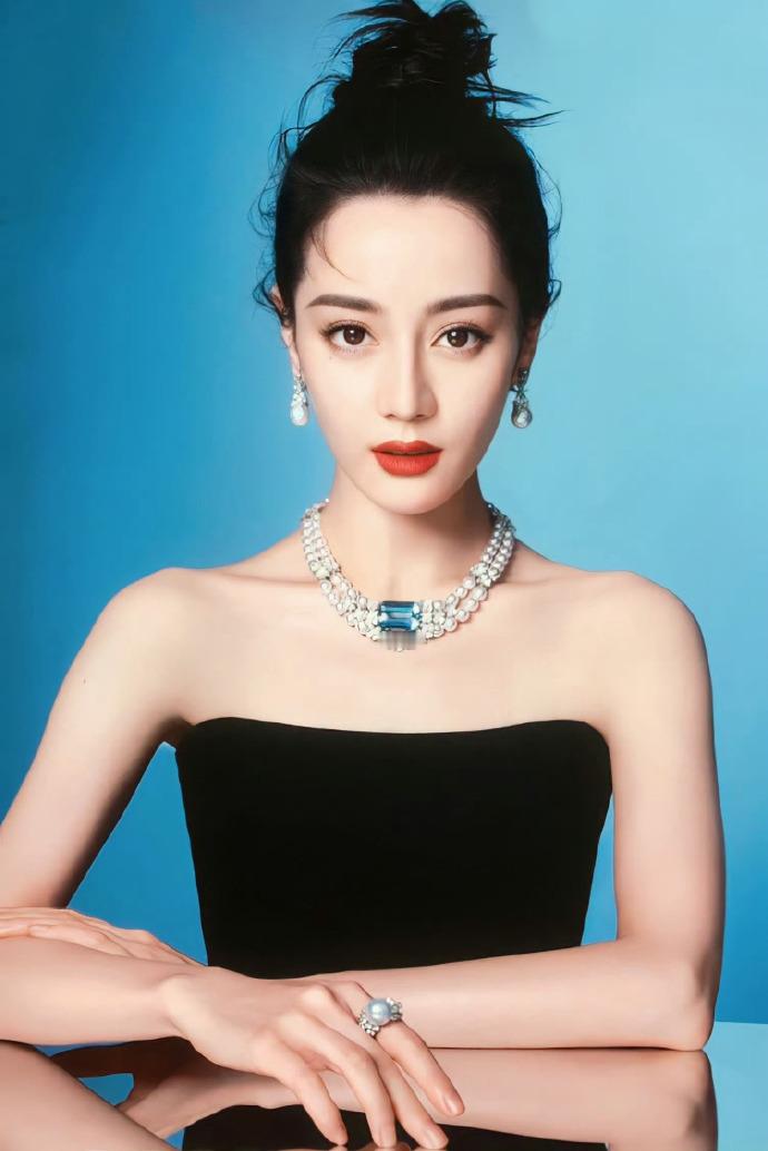1.迪丽热巴觉得只要男方不干涉自己的事业，不拖累工作进度，那小谈可以怡情，但对于
