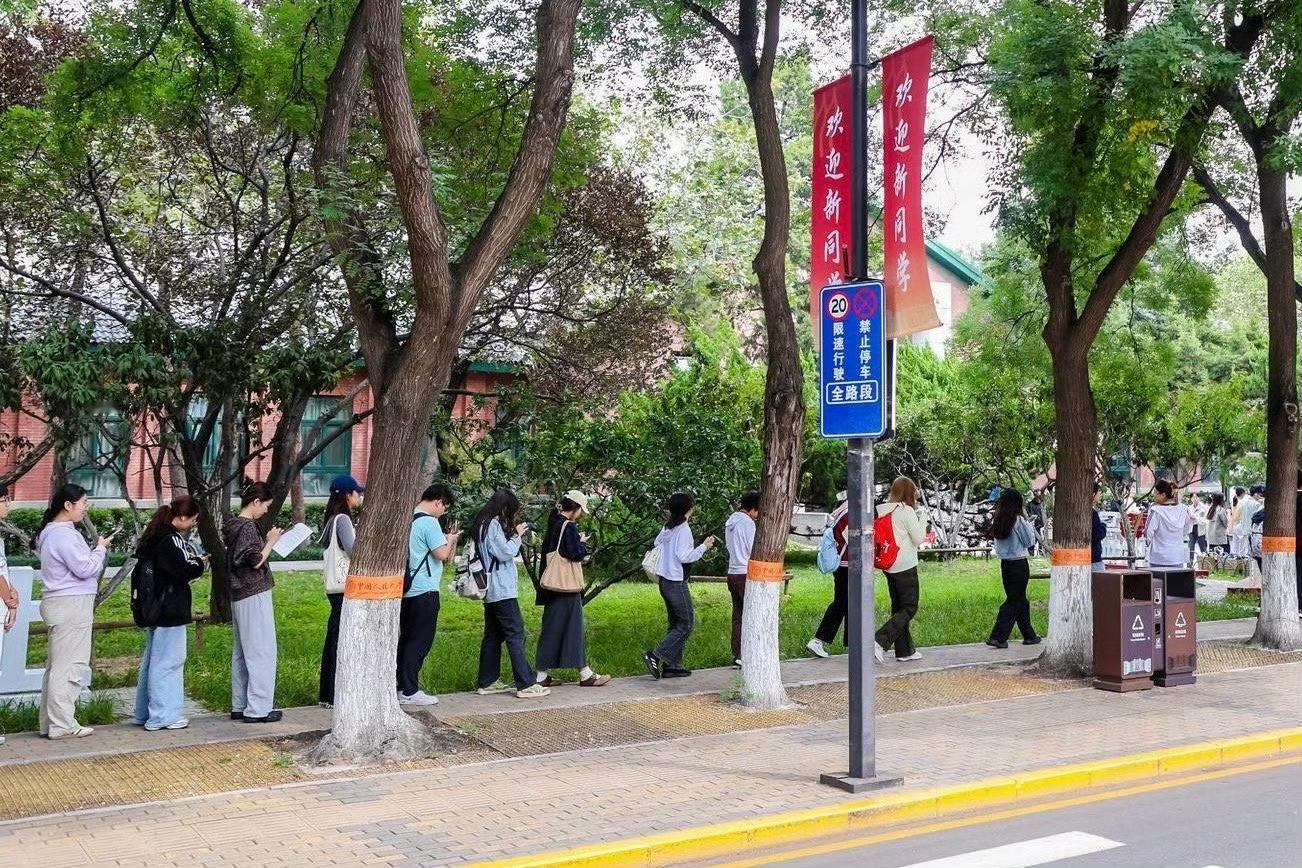 人大就是别人家的学校吧 谁还在为秋天第一杯奶茶纠结？人大直接送免费的，还不是基础
