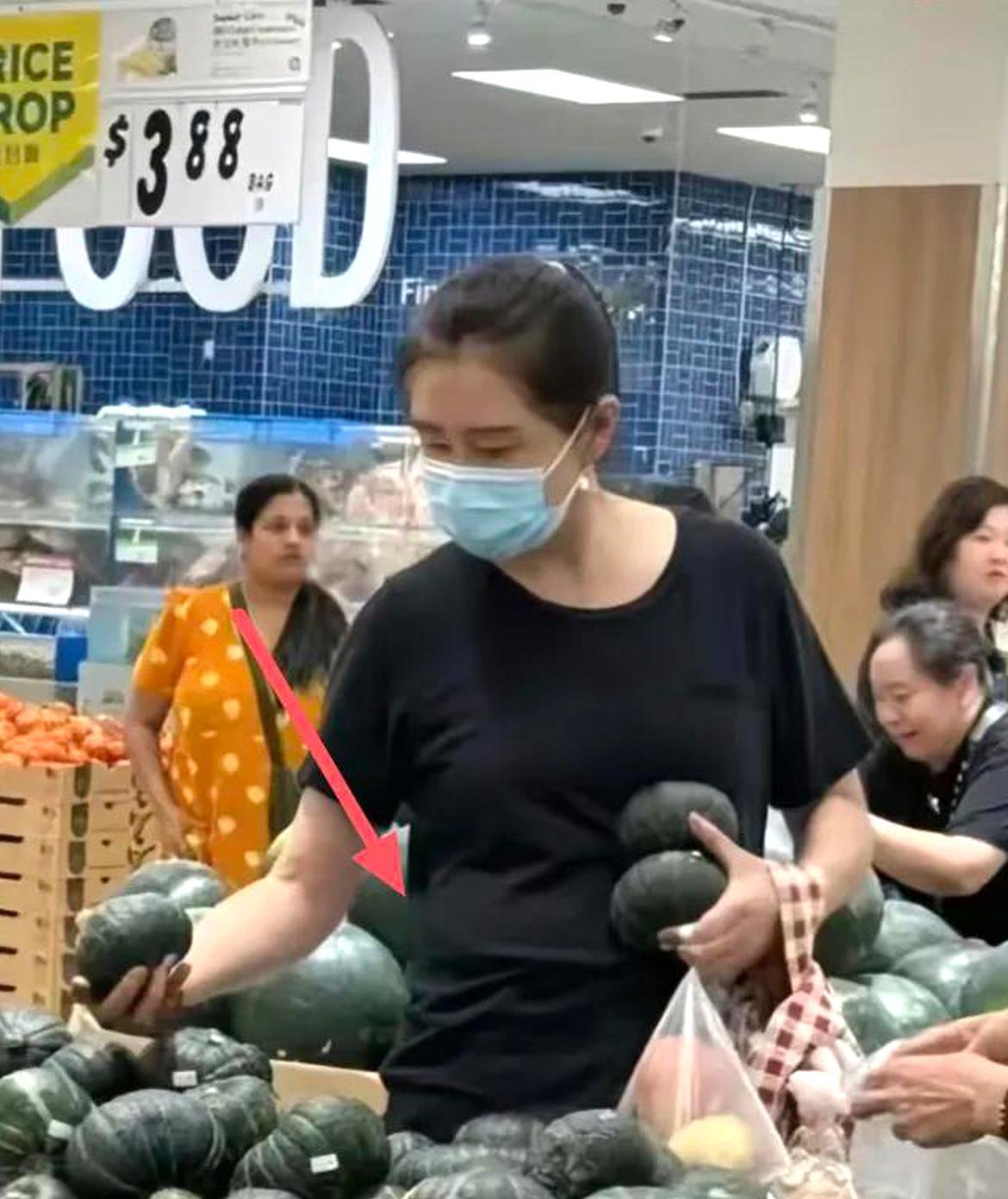 59岁的王祖贤，
被网友拍到独自在超市买菜，
曾经的女神，
如今腰上的赘肉，
也