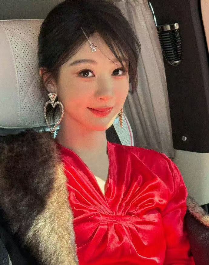 简笔画官宣杨紫杨紫要来微博之夜了简笔画官宣杨紫，杨紫要来微博之夜了，咱就说这个妆