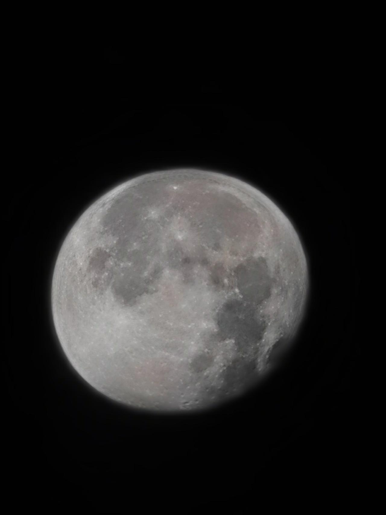 十八的月亮，已经略显亏意！
十六圆的月亮，十七还似园。十八见亏，这就是明显的转折