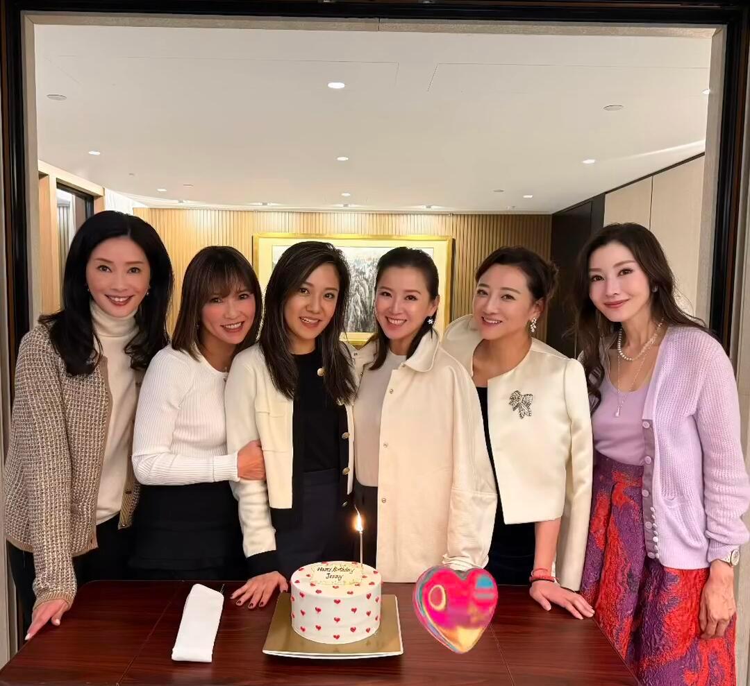 李嘉欣出席豪门阔太的生日会 站在最边缘 