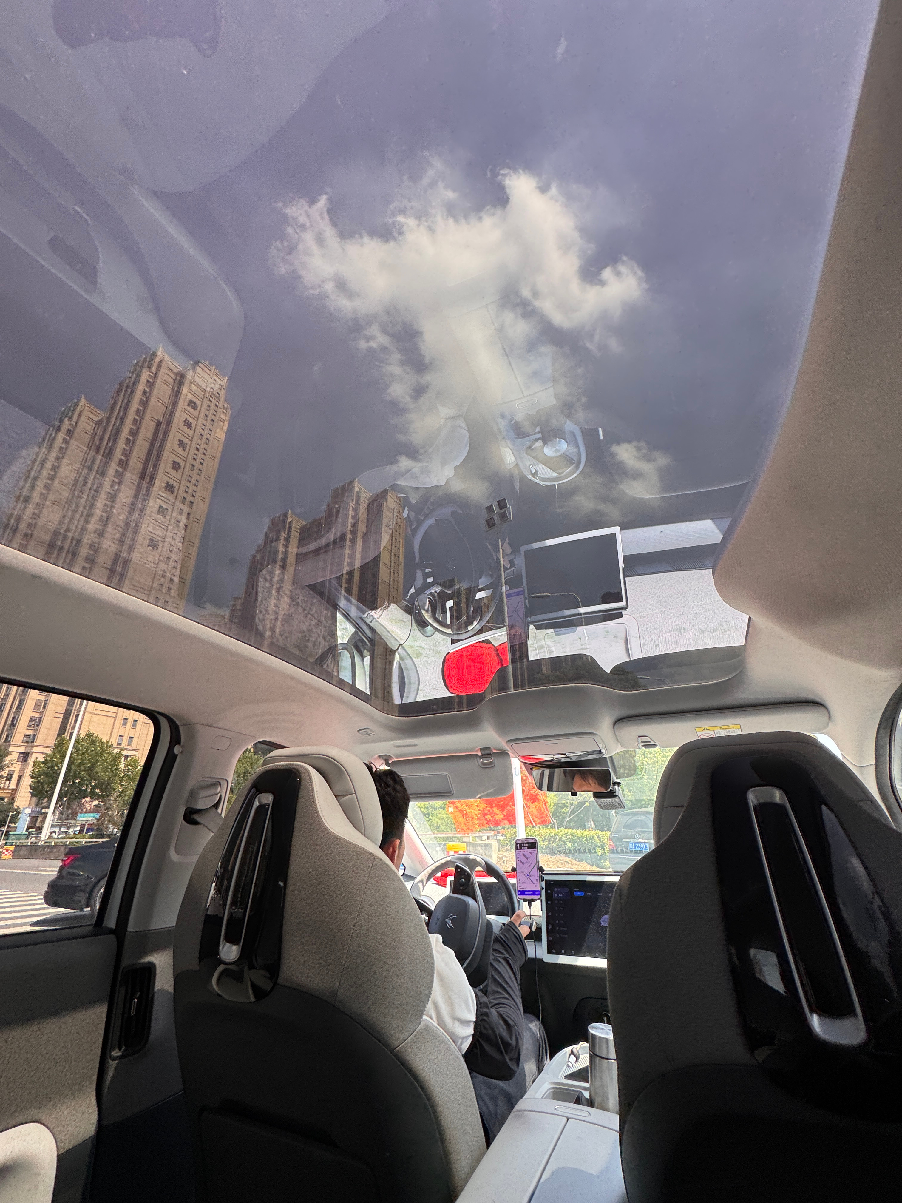 今天打的滴滴是极狐🚗全景天幕不晒，遮光率也还可以！但我现在总觉得物理防晒【遮阳