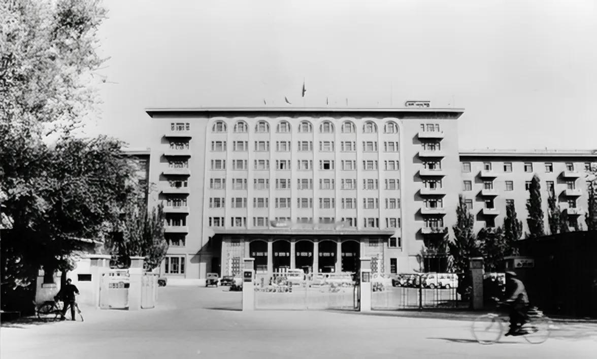  #乌鲁木齐# 这栋楼曾经在乌鲁木齐独领风骚数十年。现在已经看不见这栋楼了。如果