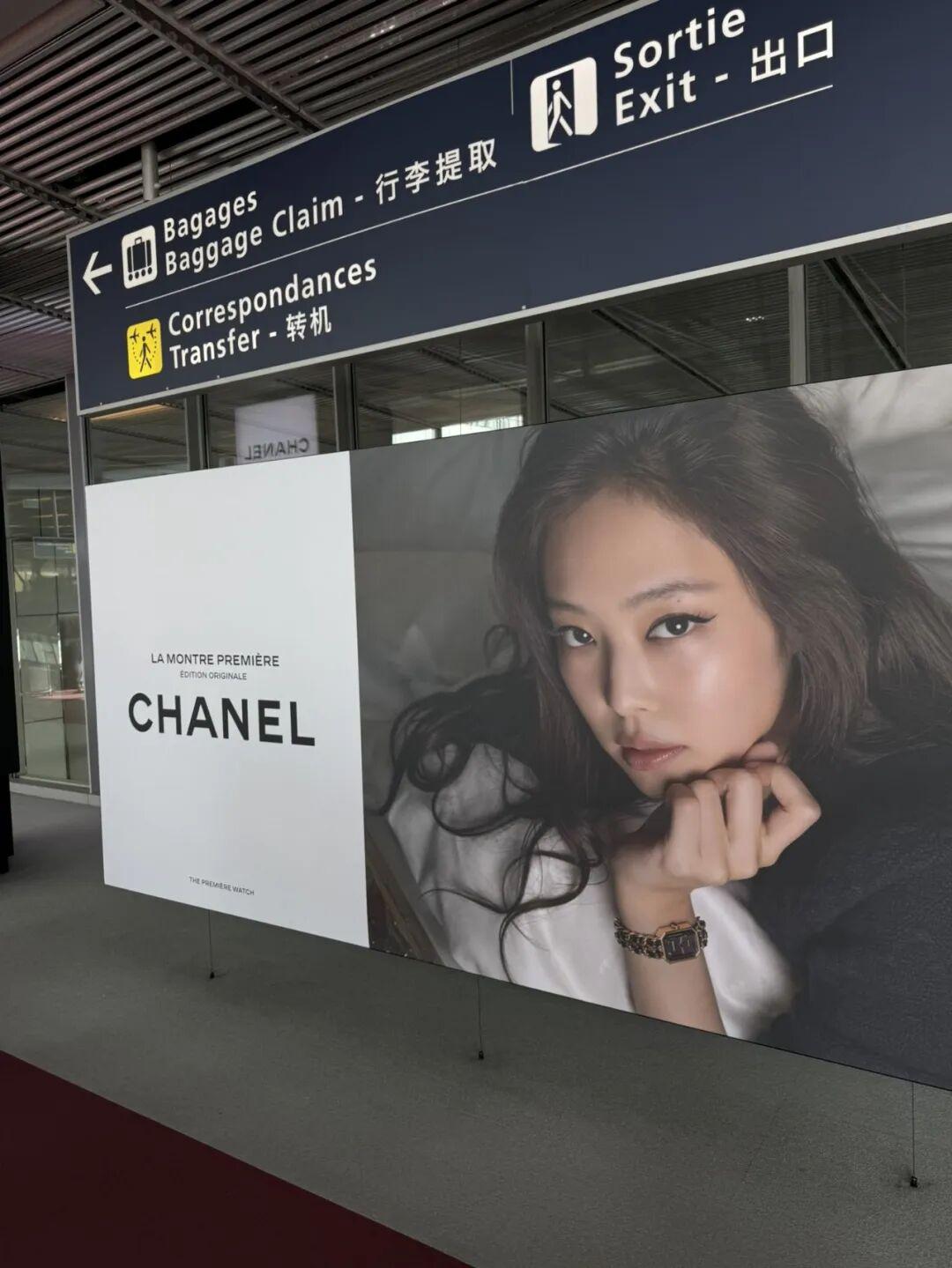 据报道，今年在法国戴高乐机场的广告牌，已经被香奈儿 CHANEL 承包，用于投放
