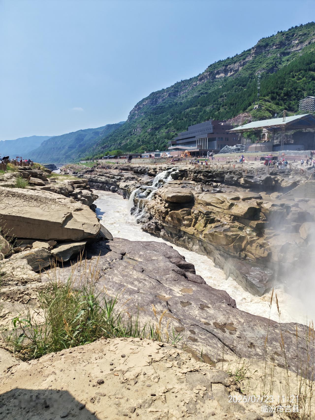 黄河壶口瀑布的形成是地质构造、岩石性质、流水侵蚀等内、外力共同作用的结果，具体原