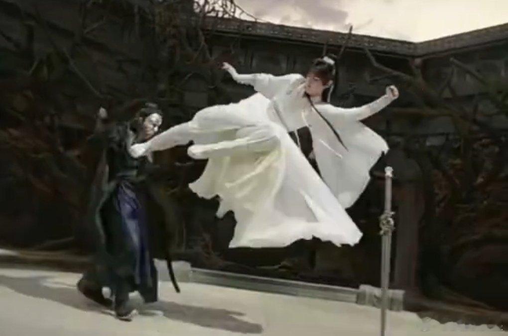麻鸭这也踢得太丑了吧这要是“打戏封神”那旋风少女胡冰卿的“旋风三连踢”已“打戏上