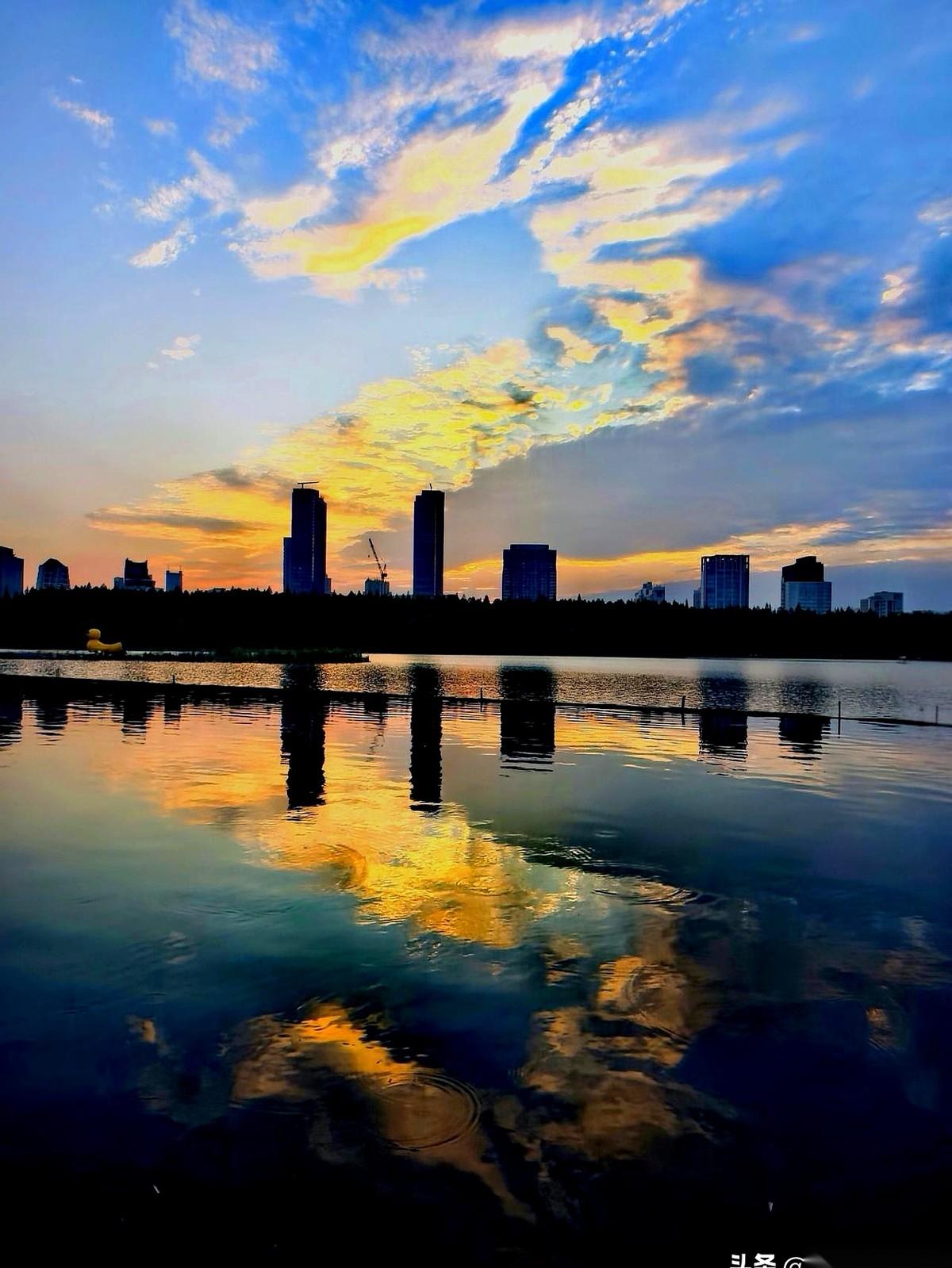 我跟你说，这次阳之前，我真以为自己得肺癌了。
不是开玩笑。
整整一个礼拜，胸口就