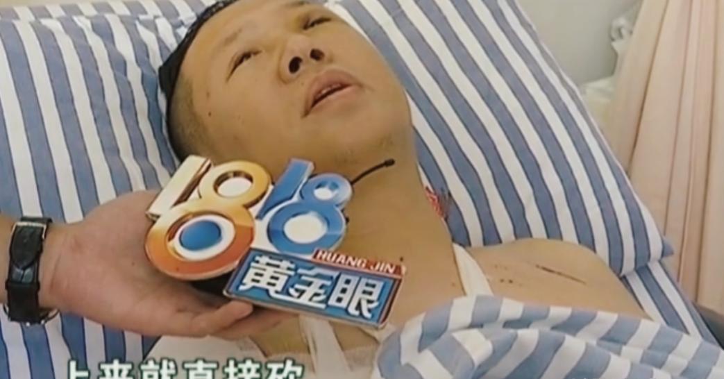 “恶人自有恶人磨”！2017年，杭州萧山，一名男子在KTV内强迫女服务员给自己提