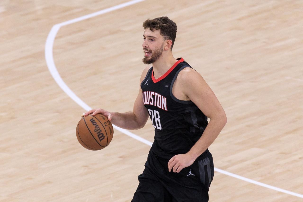 都第5个赛季了，申京还没把三分球和罚球练好，真是服了呀：

第一个赛季：三分24