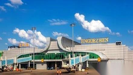 景德镇机场，航线突然就只剩下飞北京和广州了。
就仨目的地。
对，你没看错，那个全