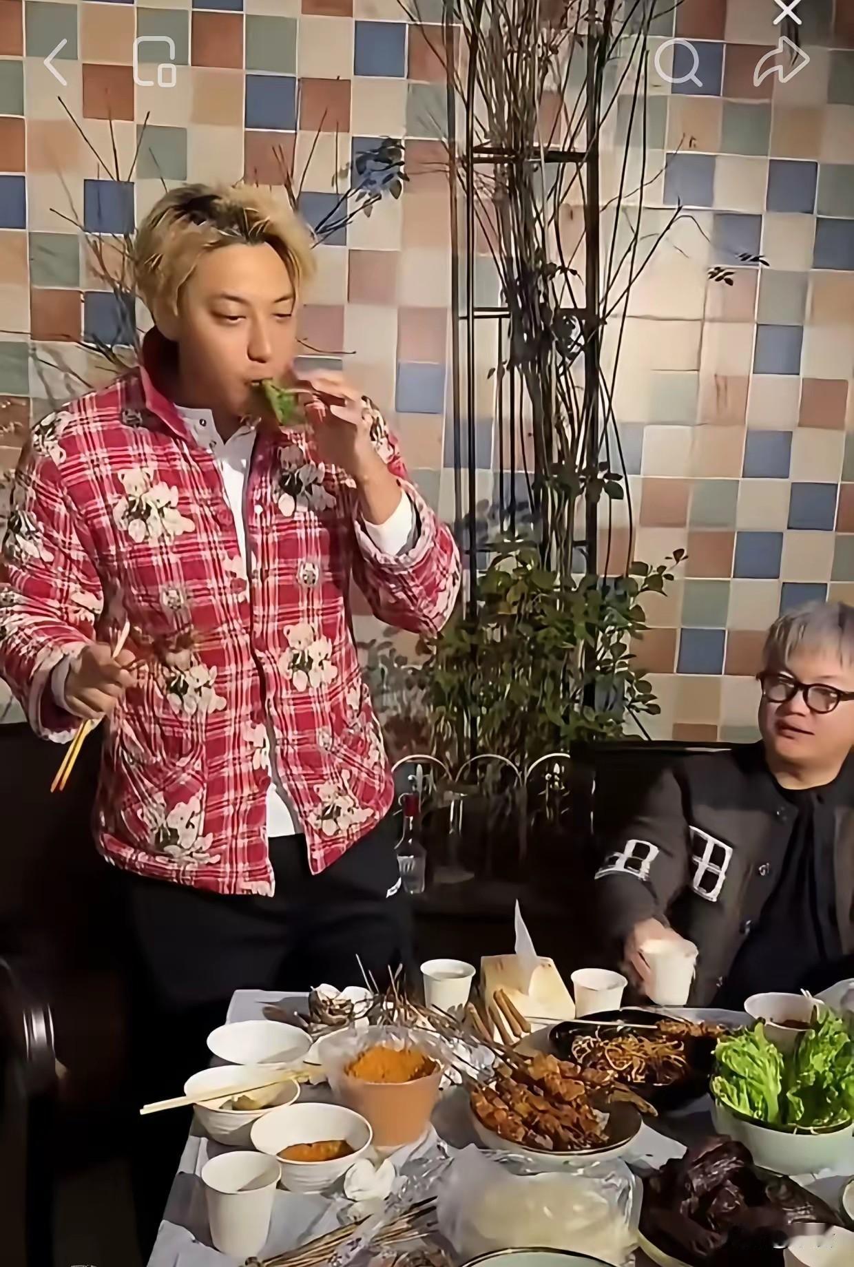 笑不活了！这就是传说中的“归化”成果吗？
黄子韬这“省服”一穿，偶像包袱直接碎了