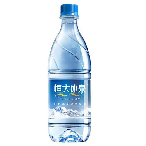 许家印除了做房地产之外，曾经进入瓶装水领域，这就是显赫一时的恒大冰泉。但是这款曾