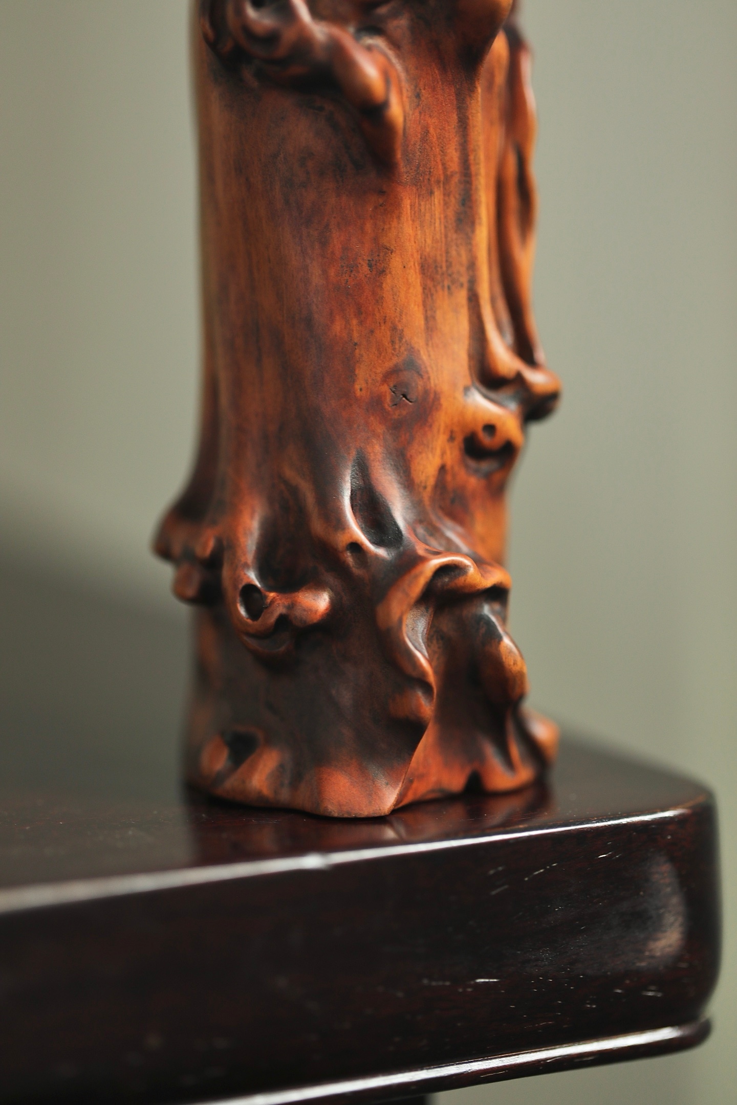 黄杨木 | 仿树瘤花插黄杨木随形雕琢，皮壳温润如蜜，纹理苍劲如古藤。仿树瘤虬曲之