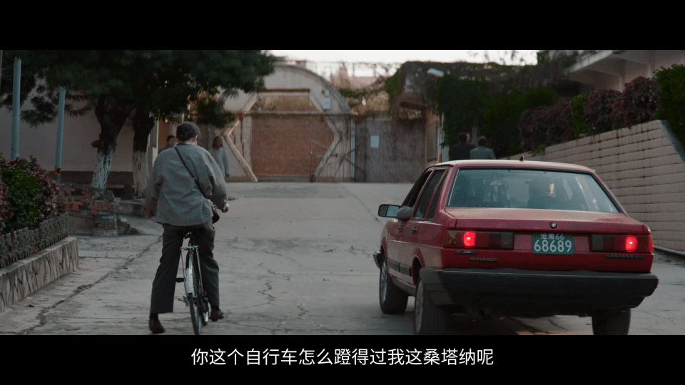 任素汐新剧一个动作治服徐峥 荒诞犯罪喜剧太对味，任素汐干脆利落一招拿捏徐峥，全员