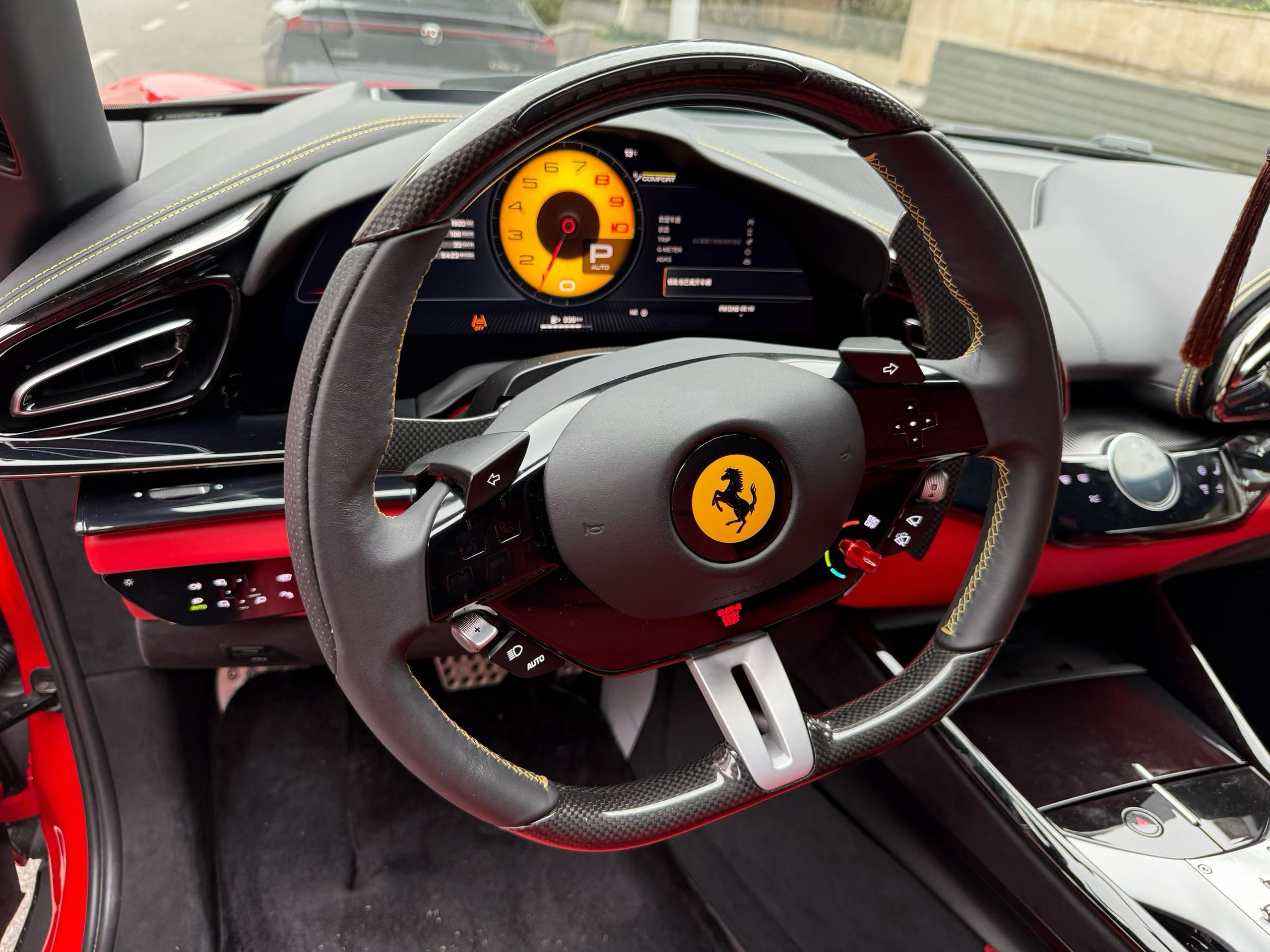 法拉利 purosngue FUV，涨停红📈配色… 