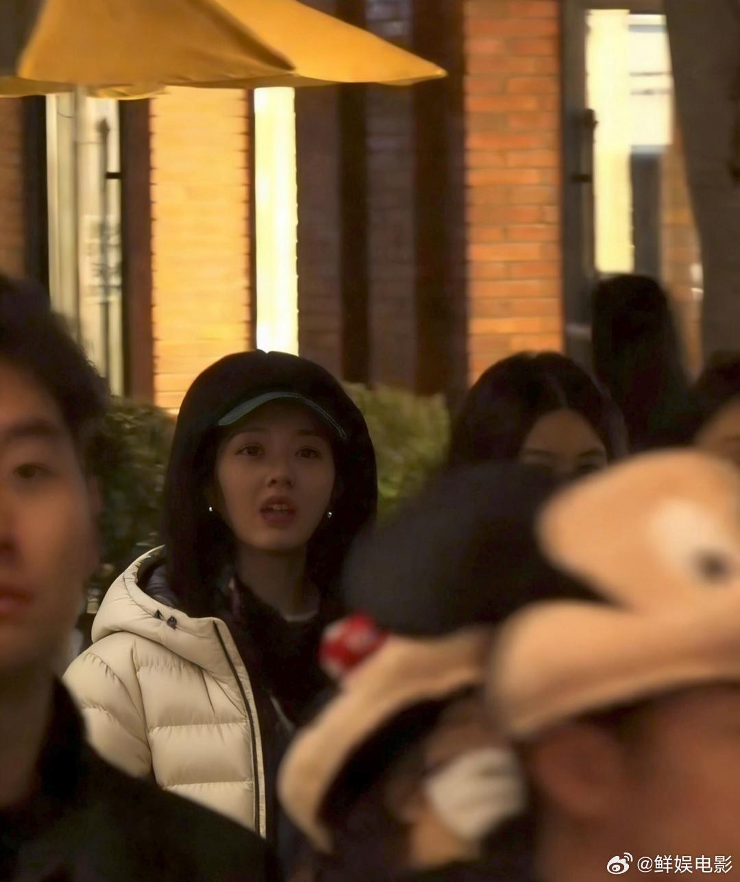 宋祖儿与好友逛游乐场 祖儿被拍到与好友一起逛游乐场，模糊的像素，清晰的美貌，好漂