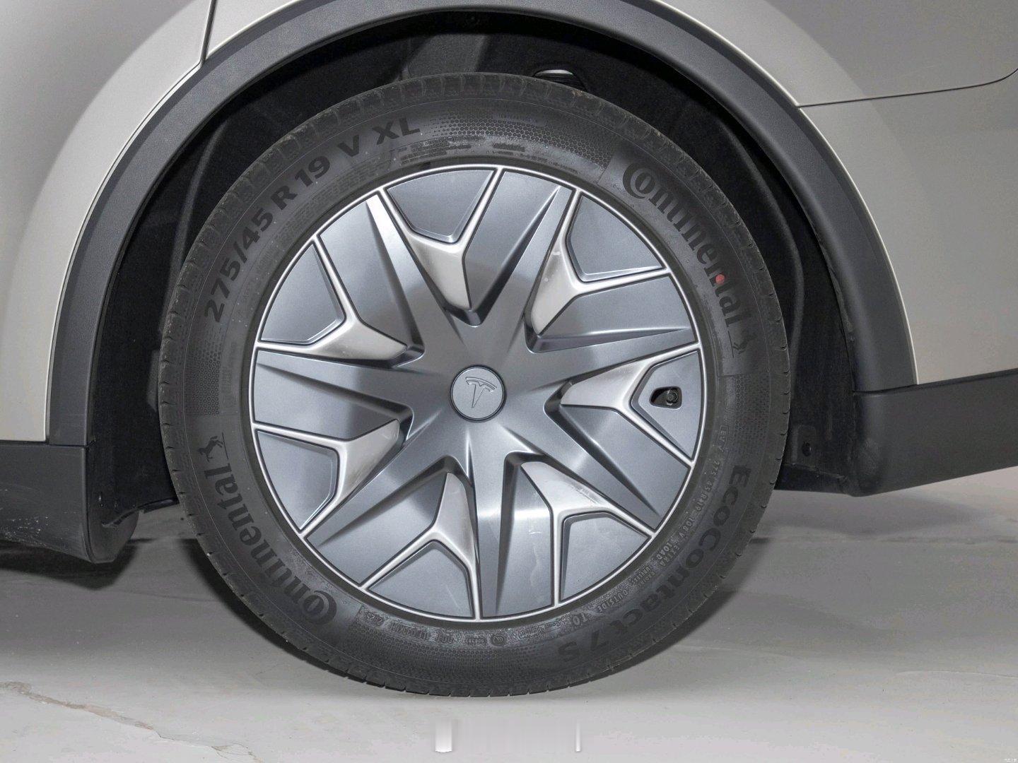 特斯拉Model Y L 的这个轮毂也太丑了吧……[喵喵][喵喵][喵喵]特斯拉