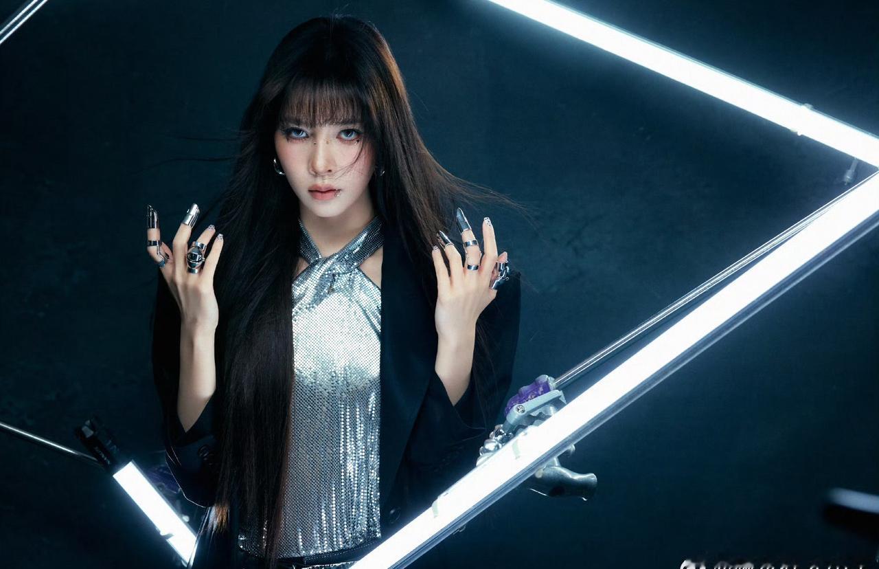 内娱真人版奇迹暖暖非宋妍霏莫属！Y3K未来科技风被她焊在身上，金属反光面料+立体