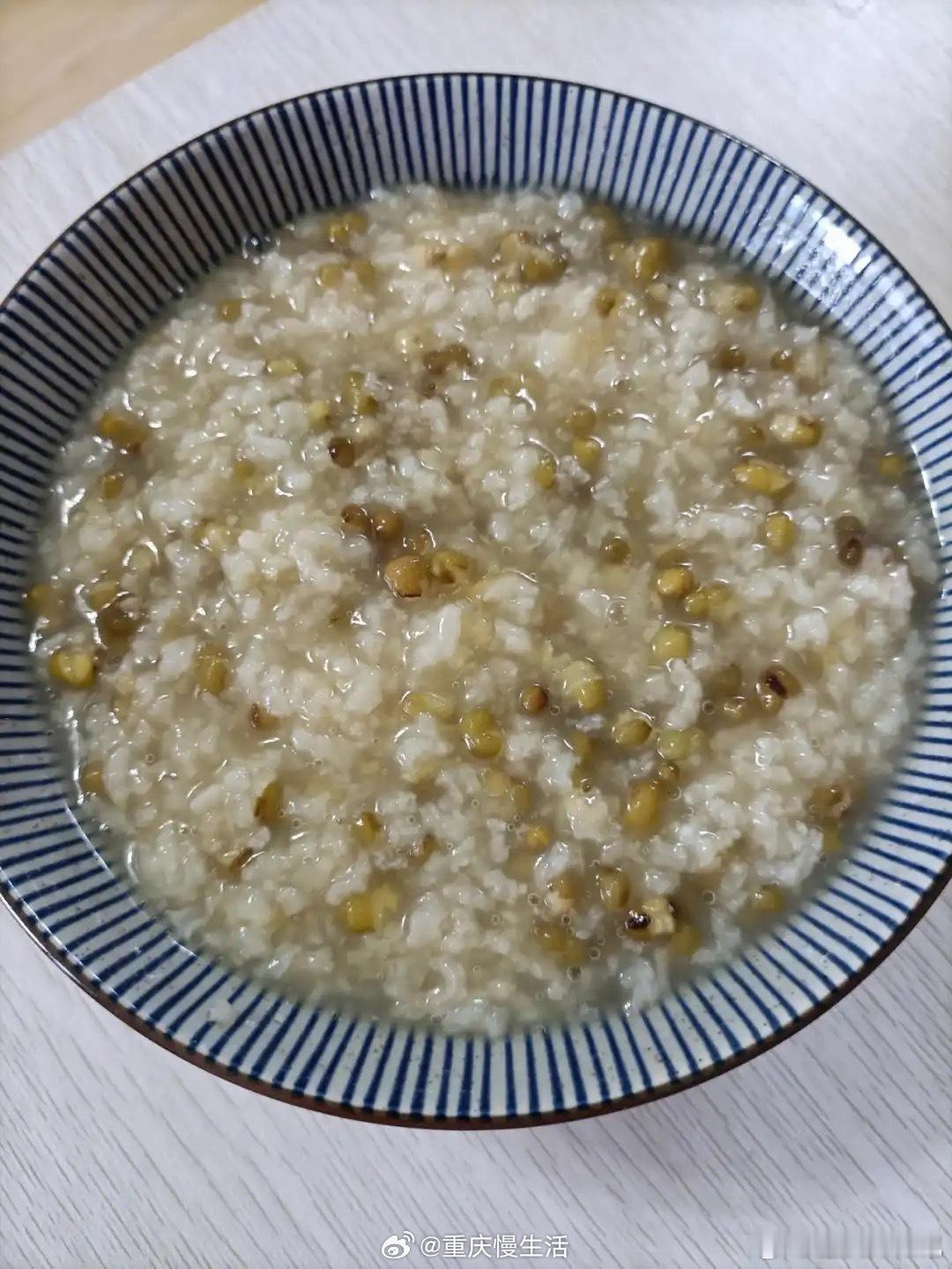 重庆人夏天的胃要稀饭来打开重庆人的夏天，热得吃饭都没胃口，天天都是各种稀饭……菜
