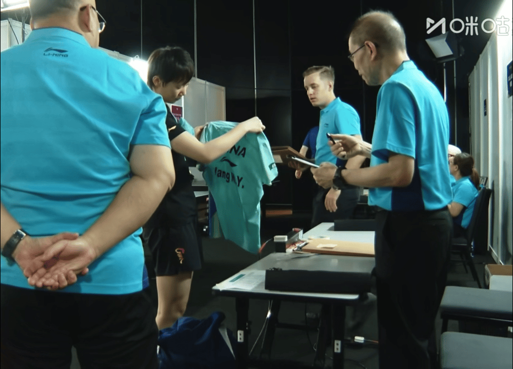 曼昱🇨🇳早早就过来做准备了！
曼昱把自己马上要穿的短袖背面展示给工作人员看一