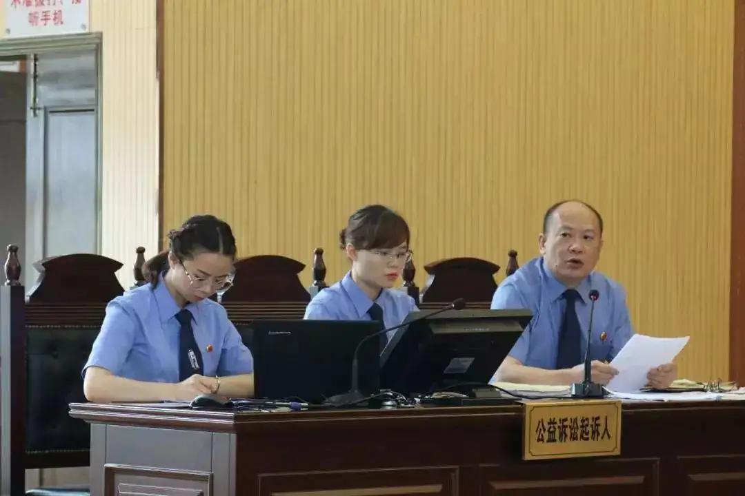 赢2600万，嫌200万律师费太贵？😂

👩‍💼当事人：一审输没人接，签风