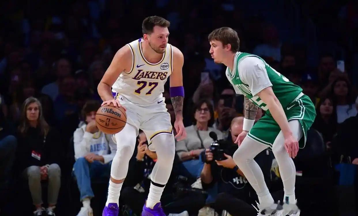 黄绿大战，绿军在做自己，湖人忘记了自己两年来的赢球逻辑。核心开发是本场的主题。绿