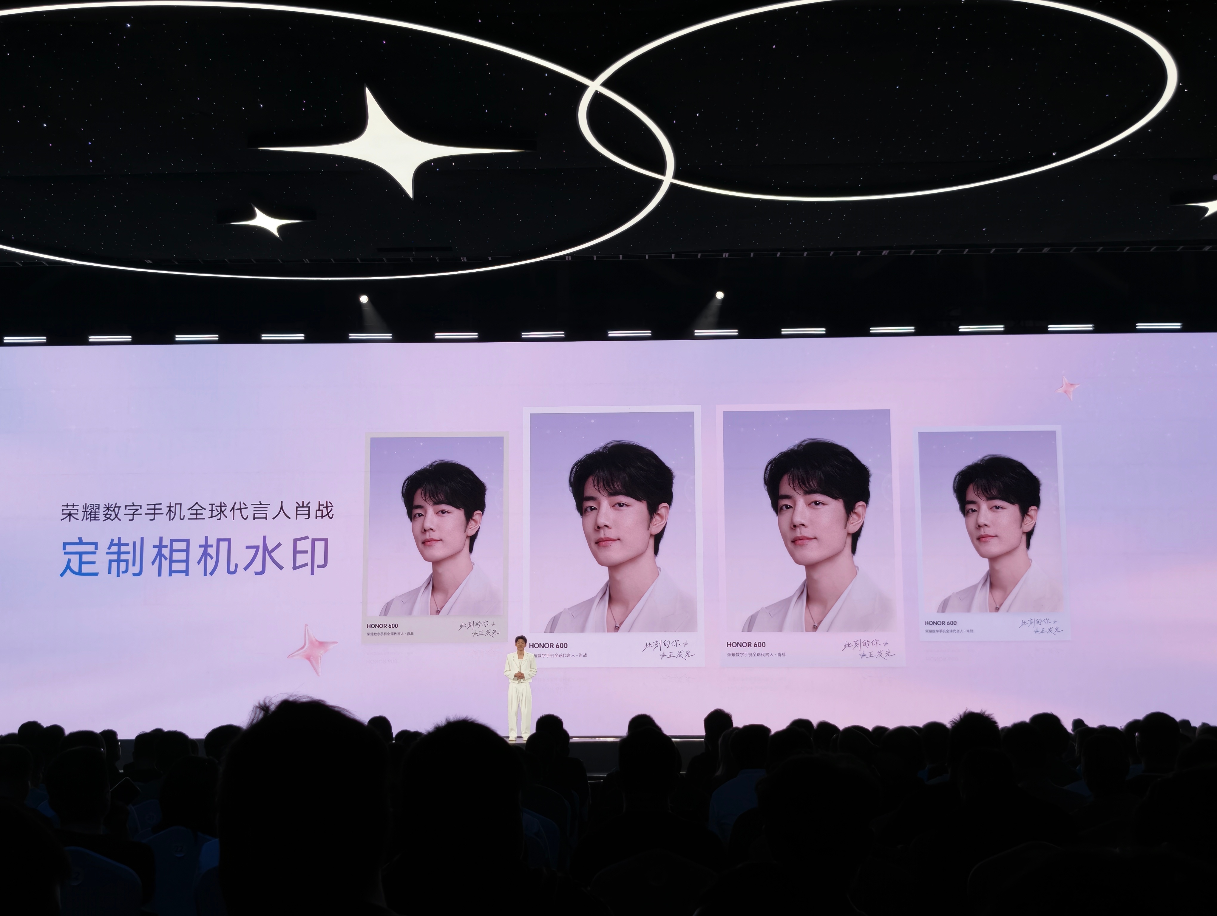 青云直上 肖战昨天去看肖战的海报了……怎么别人代言人都去发布会你咋不去呢不过依旧